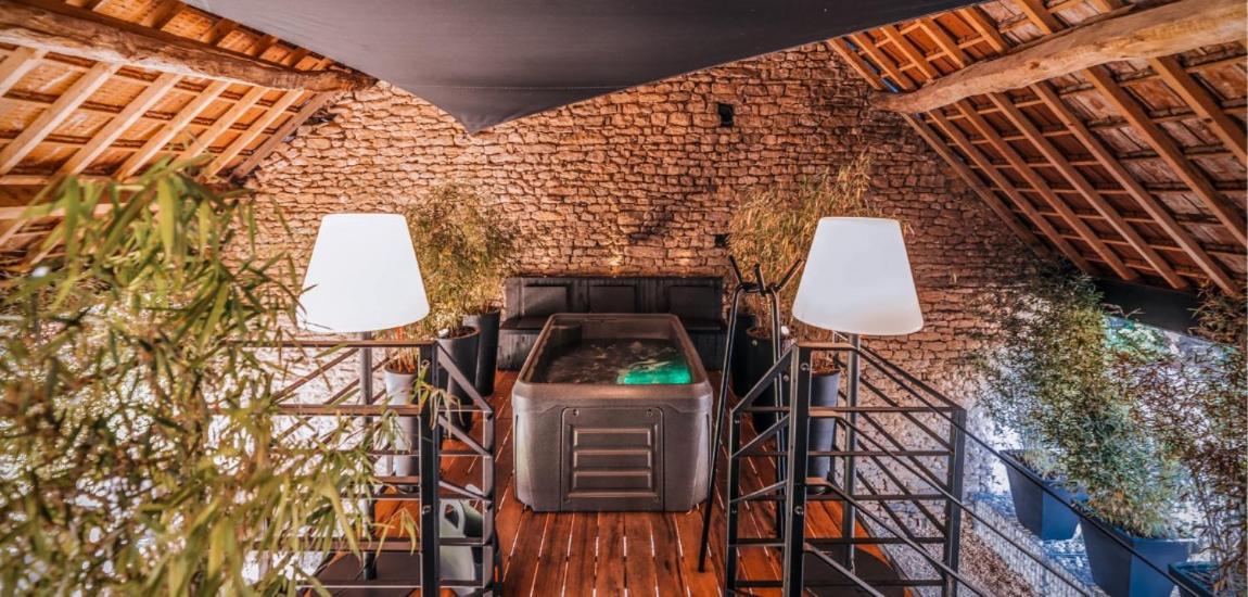 Le Studio Des Pres Verts Suite Design Avec Jacuzzi Privatif Jouey Exteriér fotografie
